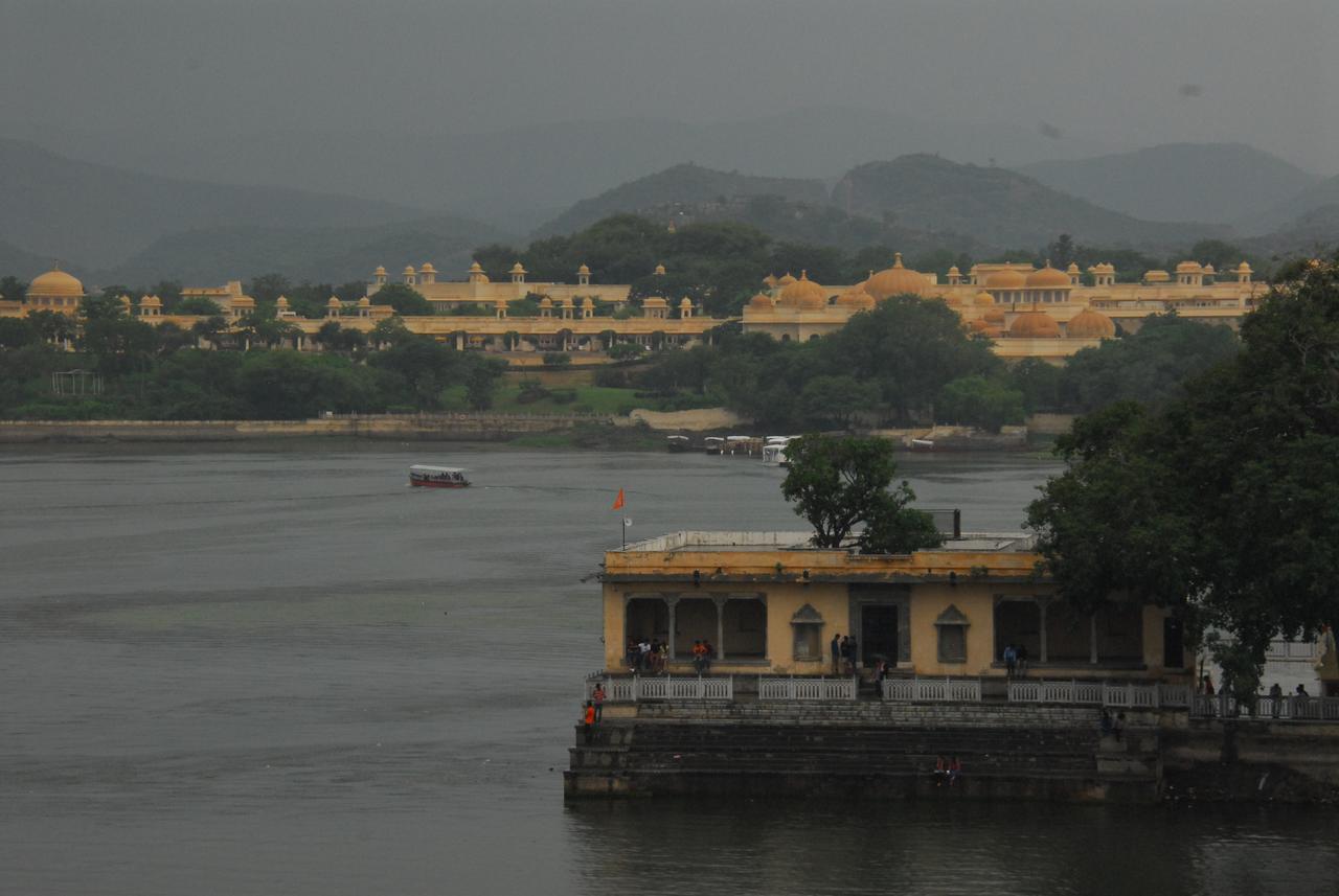 The Shaharkot By The Lake Hotel Udaipur Bagian luar foto