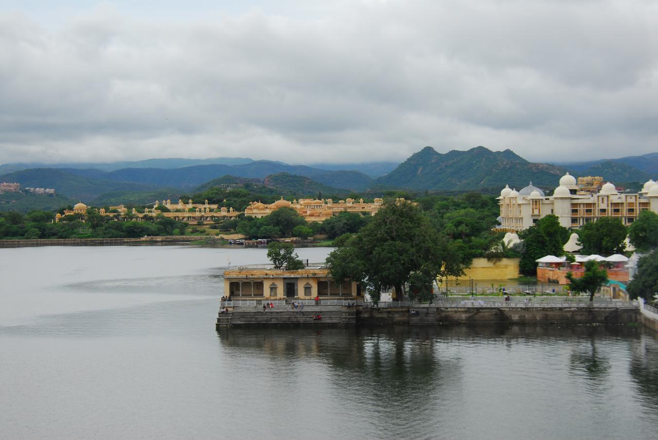 The Shaharkot By The Lake Hotel Udaipur Bagian luar foto